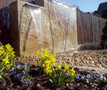 Waterfall, czyli ściana wodna – ciekawa alternatywa w nowoczesnym ogrodzie