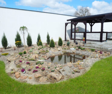 Ogród jako przestrzeń terapeutyczna – jak zieleń wpływa na nasze zdrowie i samopoczucie?